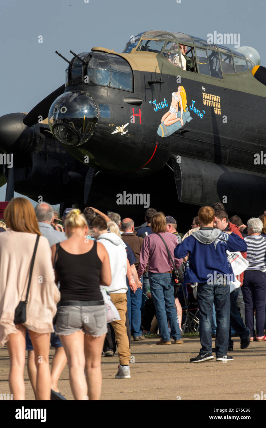 Lincolnshire, Großbritannien. 7. Sep 2014. sah einen spektakulären öffentlichen Veranstaltung und einzigartigen Moment in der Geschichte der Luftfahrt an der lincolnshire Aviation Heritage Centre, East Kirkby, lincs pe 23 4 de. Media war eingeladen als nur fliegen Lancaster Bomber der Welt (der Raf lancaster "thumper" und der kanadischen Lancaster "Vera") überflogen Großbritanniens nur anderen laufenden lancaster "Jane", wie es auf der Start- und Landebahn am lincs Aviation Heritage Center rollte. 20 Bilder der Show. Stockfoto