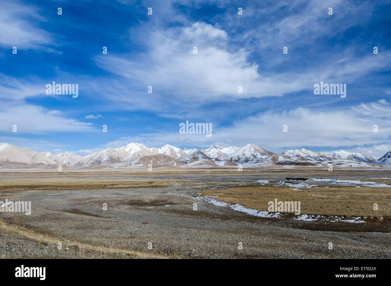 Herrliche Aussicht auf die Höhenlage tibetischen Hochebene und bewölktem Himmel in Qinghai Provinz Stockfoto