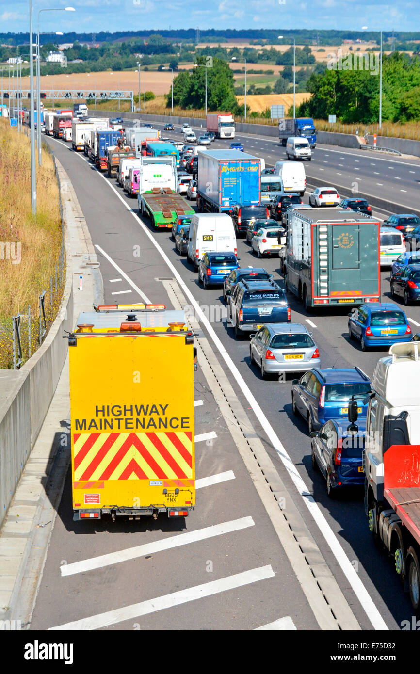 Autobahnwartungslaster, der die harte Schulter benutzt, um die Unfallstelle vor dem Autobahnabschneider Essex England UK zu erreichen Stockfoto