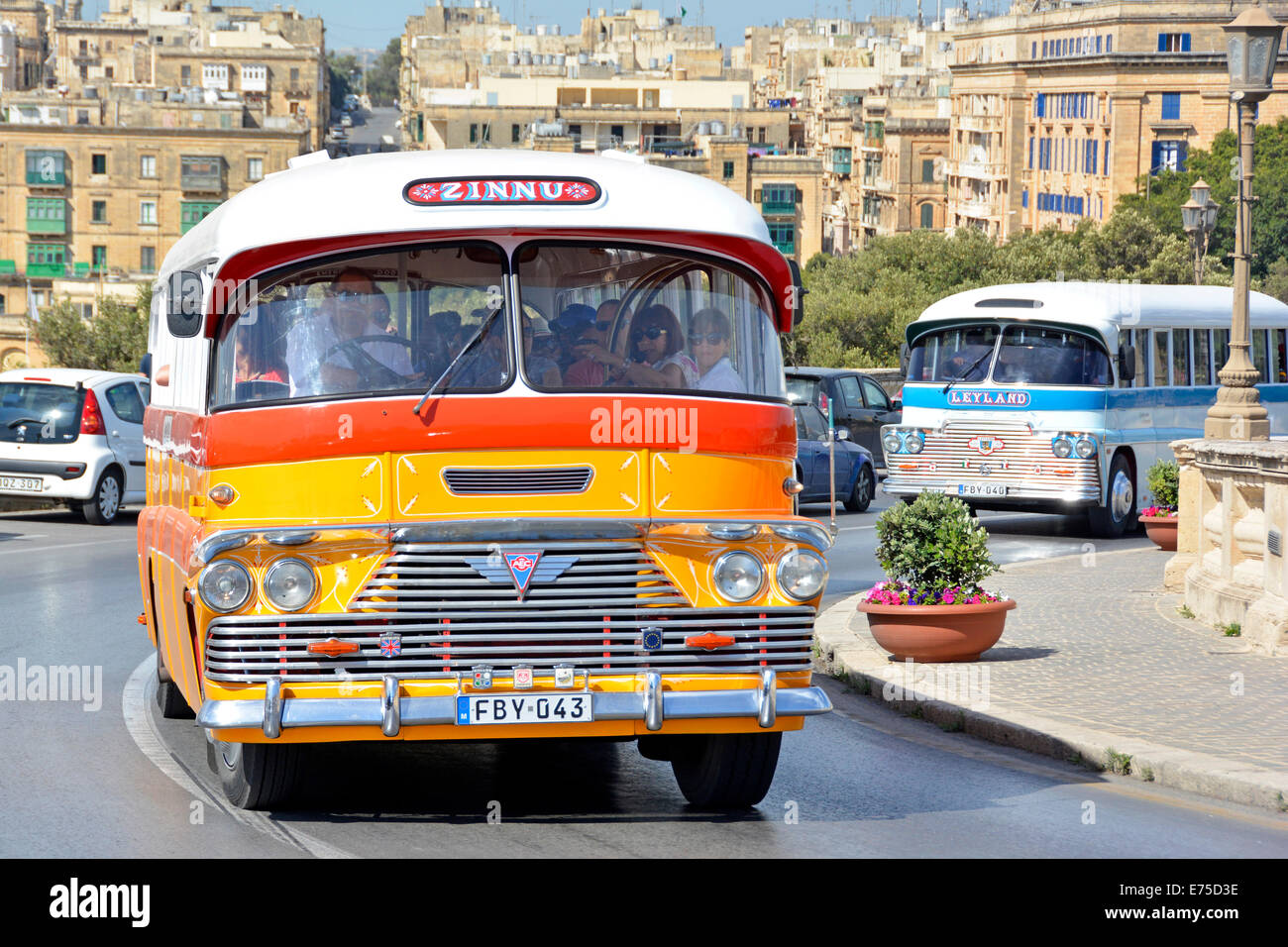 Busfahrer & Gruppe von Menschen im Bus Sightseeing Tour Passagiere reisen in alten restaurierten bunten maltesischen AEC-Busse in Valletta Malta EU Stockfoto