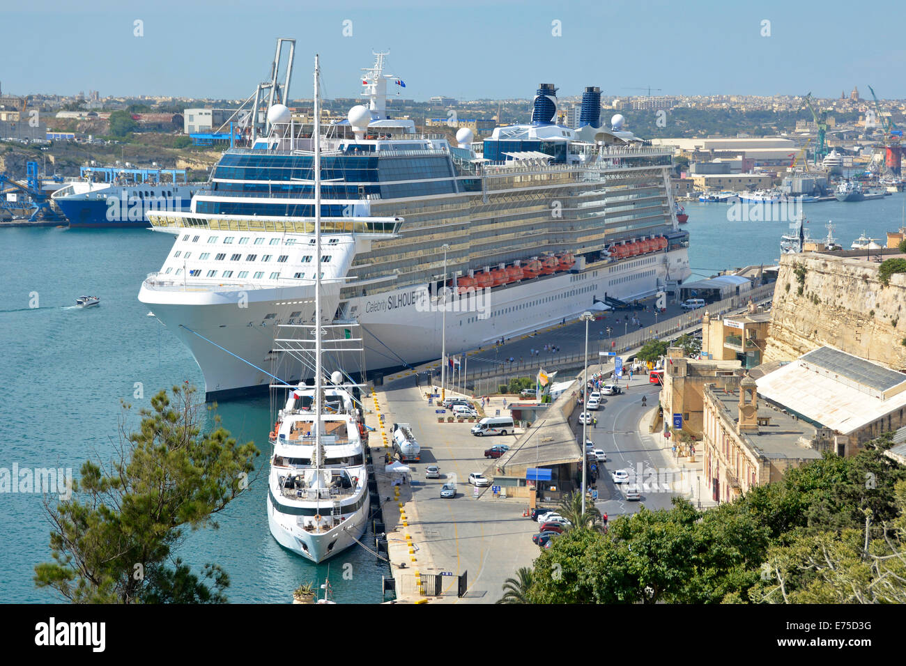 Großes, modernes Kreuzfahrtschiff liner Celebrity Silhouette in den Grand Harbour am Cruise Terminal in ihrem Heimathafen Valletta Malta Grand Harbour Stockfoto
