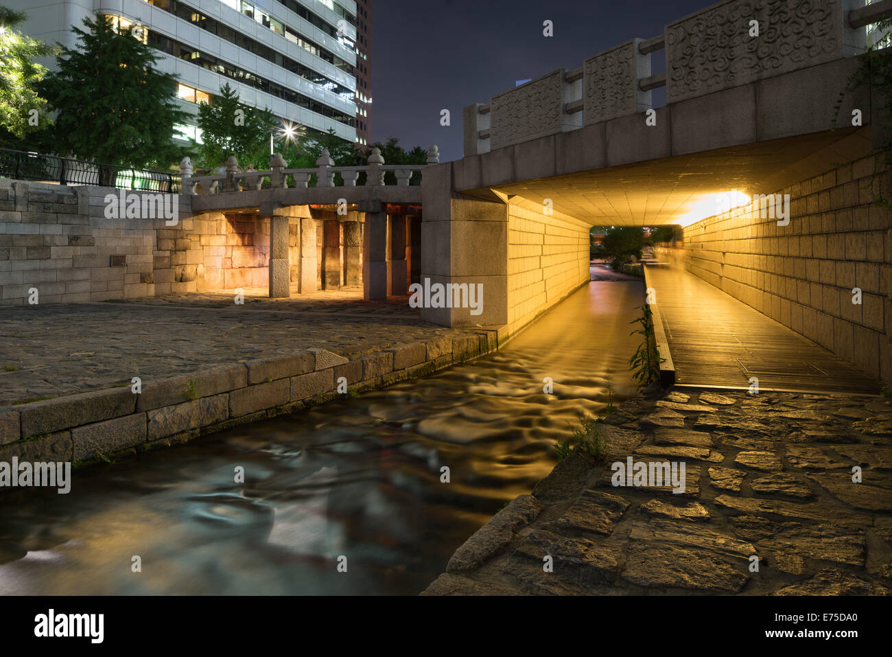 Cheonggyecheon Flusspromenade. Moderne öffentliche Erholungsraum in der Innenstadt von Seoul, Südkorea. Stockfoto