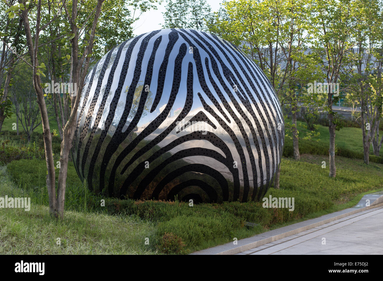 Ei der Schöpfung, eine Kunst im öffentlichen Raum-Skulptur von Cho Byungsup im Dongdaemun Design Plaza, Seoul in Südkorea. Stockfoto