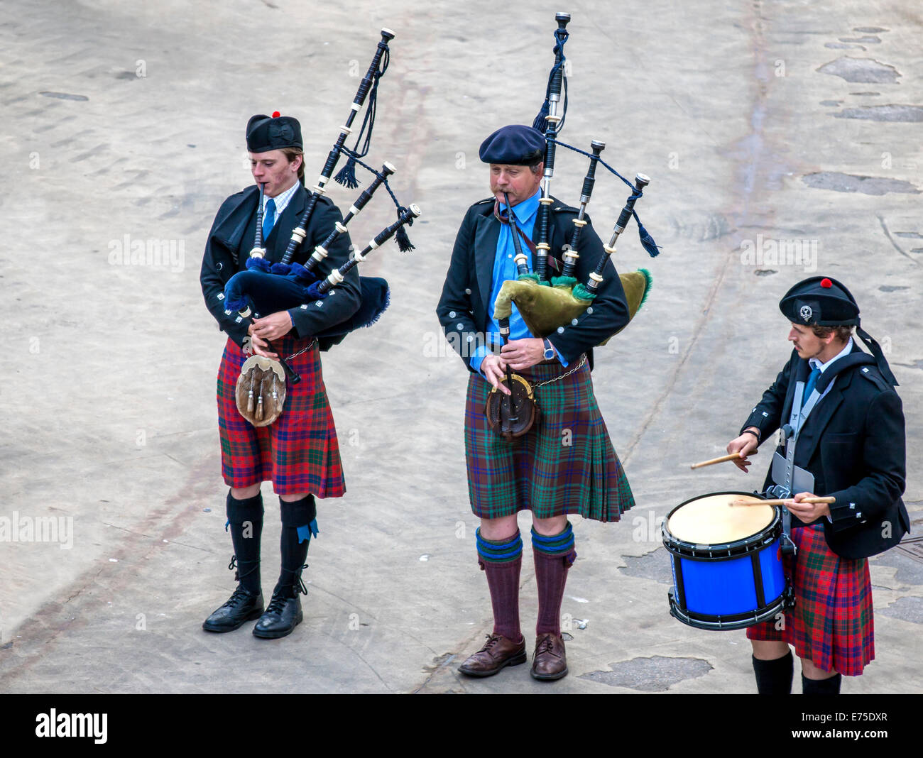 Schottische Band fungiert als Host bei der Ankunft des transatlantischen Schiffe im Hafen von Invergordon Schottland Ausschuss. Stockfoto