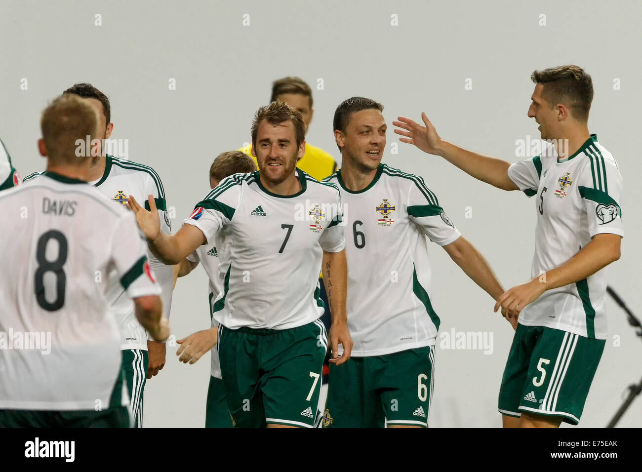 Budapest, Ungarn. 7. September 2014. Nördlichen irischen Torjäger Niall McGinn (7) wird von Chris Baird (6) und Craig Cathcart während Ungarn vs. Nordirland UEFA Euro 2016 Qualifizierer Fußballspiels bei Groupama-Arena am 7. September 2014 in Budapest, Ungarn gefeiert. Bildnachweis: Laszlo Szirtesi/Alamy Live-Nachrichten Stockfoto