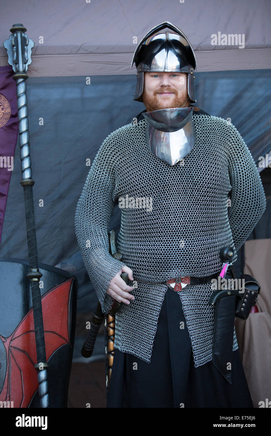 Calgary, Kanada. 7. September 2014.  Mitglied der live-Action-Rollenspiel-Gruppe, die Allianz Alberta in mittelalterlichen Kostümen gekleidet besucht die erste Prinzessin tänzeln in Eau Claire Markt. Die Veranstaltung Gelder für die Kinder-Wish-Foundation, Wünsche für Kinder mit lebensbedrohlichen Krankheiten zu helfen. Bildnachweis: Rosanne Tackaberry/Alamy Live-Nachrichten Stockfoto