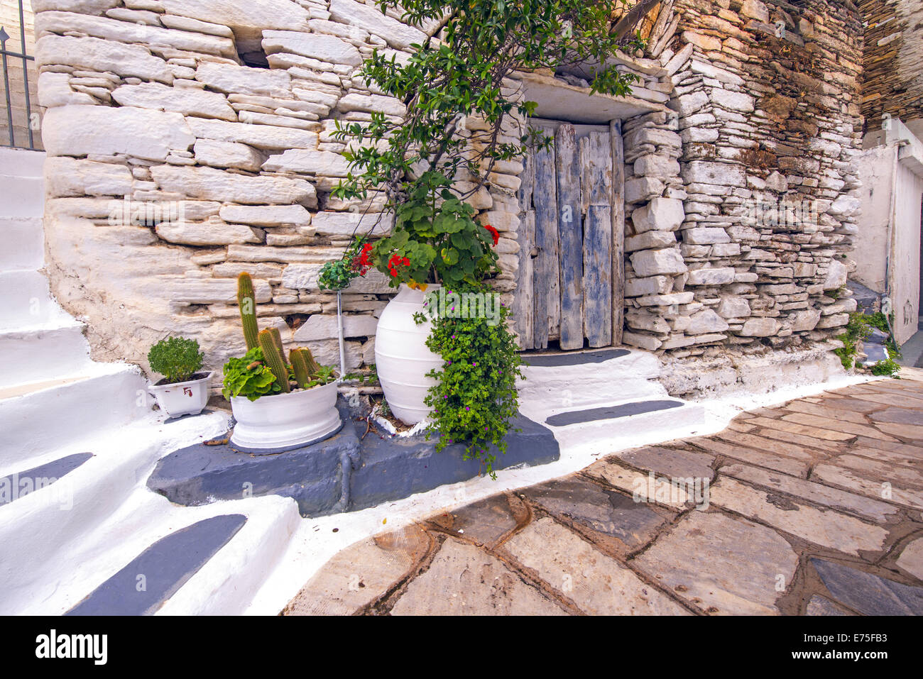 Weiß getünchte Fassade eines alten traditionellen Hauses in der mittelalterlichen Siedlung Kardiani in Tinos Insel, Kykladen, Griechenland Stockfoto