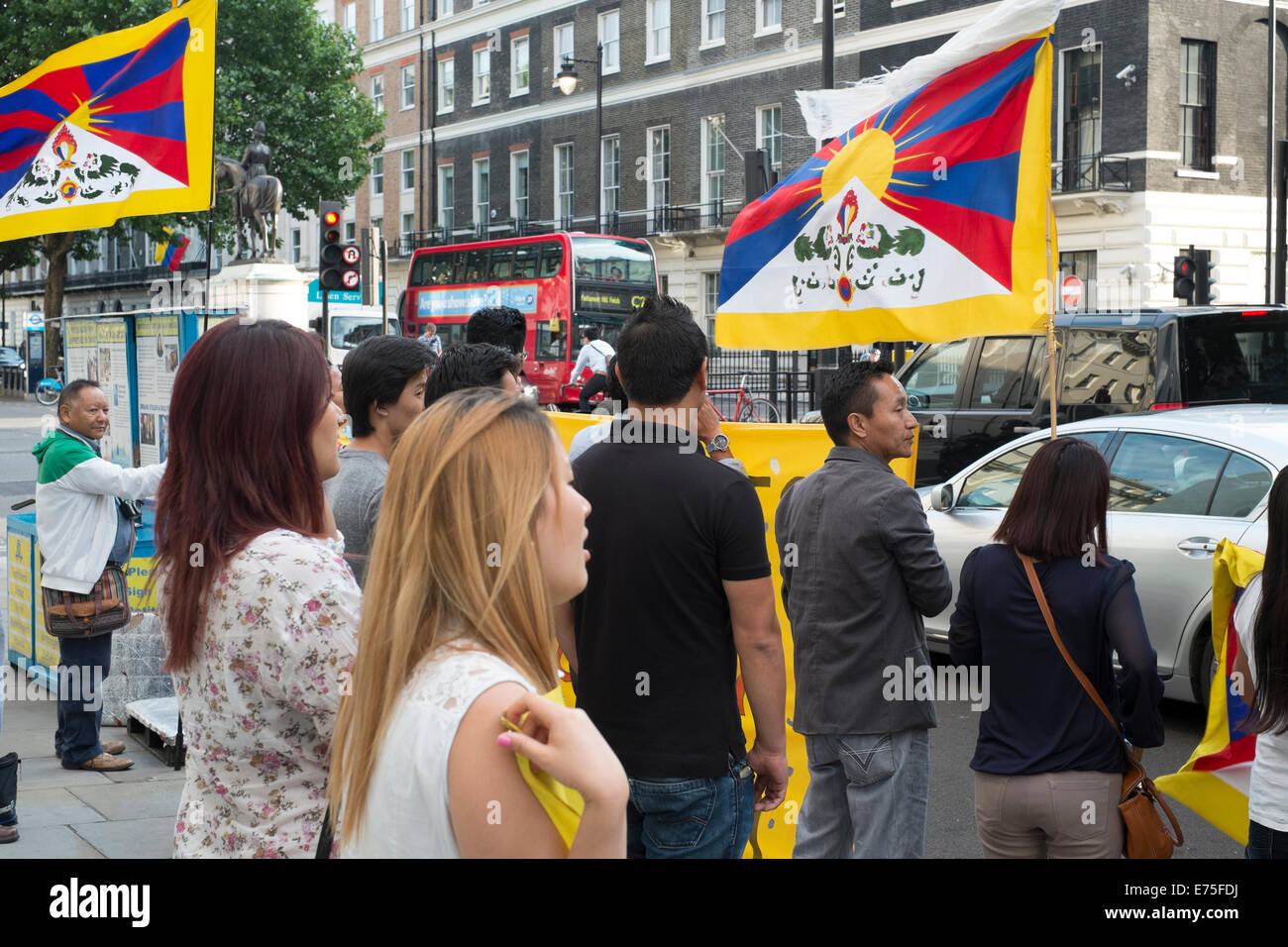 Jeden Freitag Abend in London UK, treffen Demonstranten gegenüber der chinesischen Botschaft, über die chinesische Besetzung Tibets zu protestieren Stockfoto