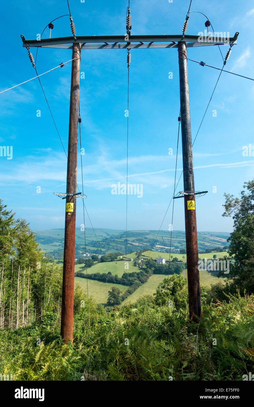 Strommasten macht Pylon mit Kabeln erstreckt sich über idyllische englische Tal-Landschaft Stockfoto