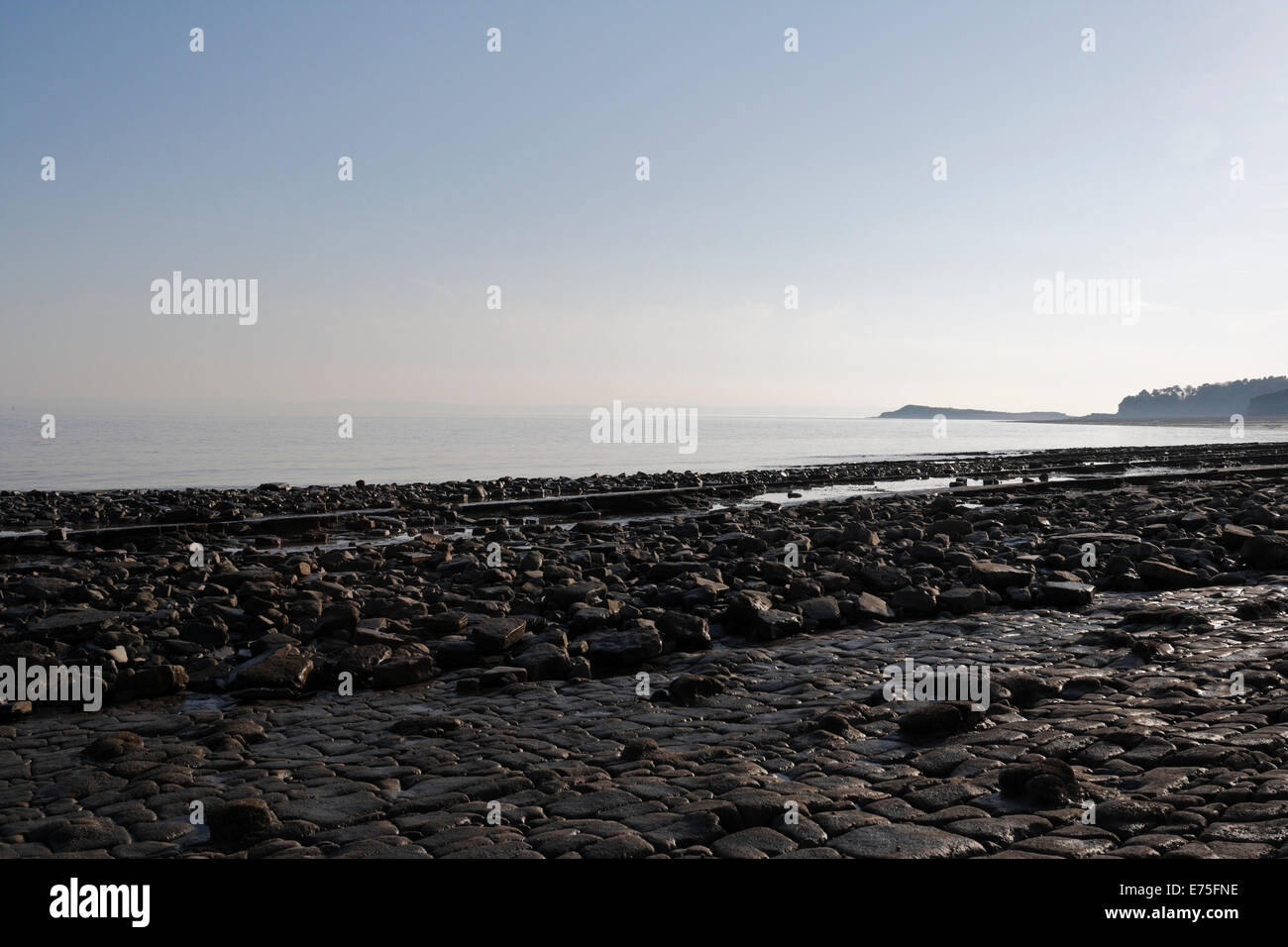 Frühlingssonne am Lavernock Beach, Severn Estuary Wales UK-walisische Küste, britische Küste malerischer Blick auf den Strand und die natürliche Lichtlandschaft des Himmels Stockfoto