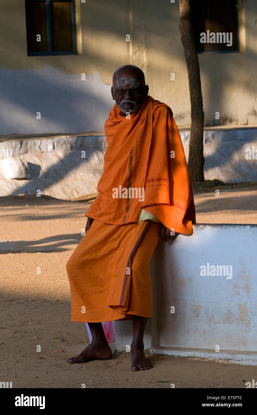 Alten Sadhu in Safran Roben der entsagenden im Tempelgelände in Sri Ramana Maharshi Ashram Arunachala Hill Tiruvannamalai Stockfoto