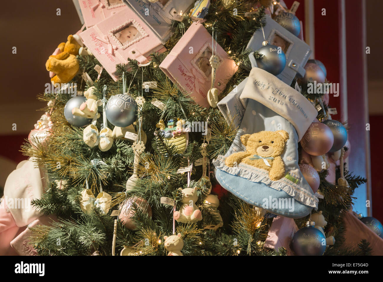 Weihnachtsbaum mit festliche Dekorationen in einem New Yorker Shop mit blauen Strumpf "Babys erstes Weihnachten" Stockfoto