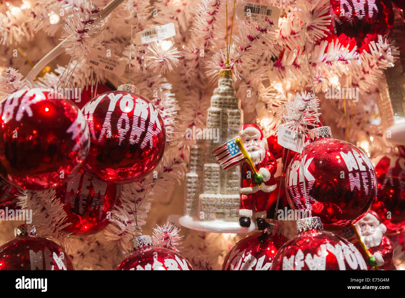 New York Souvenir Christbaumschmuck auf ein Weihnachtsbaum auf dem Display in einem Geschäft in New York City, USA Stockfoto