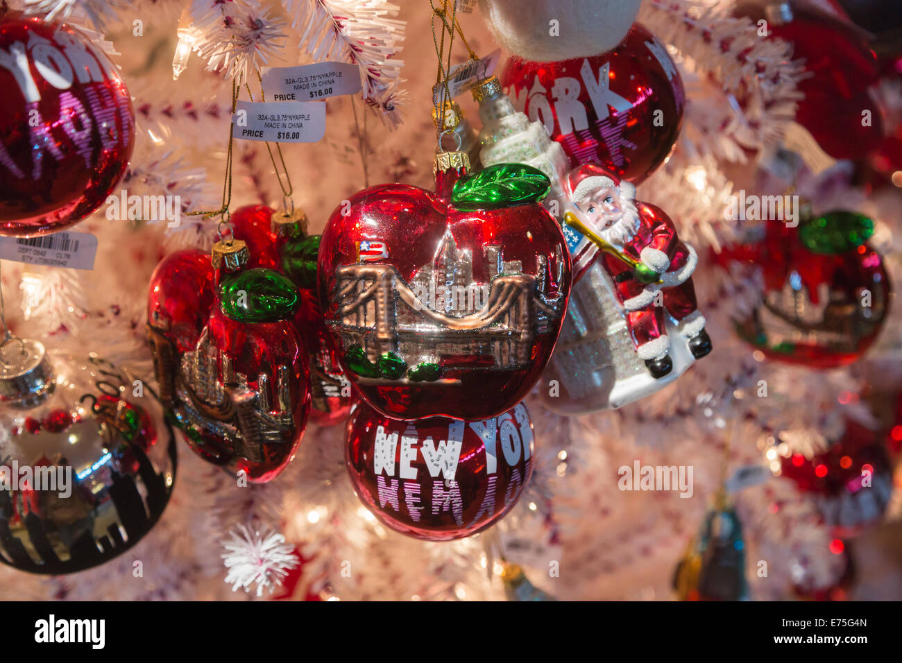 New York Souvenir Christbaumschmuck auf ein Weihnachtsbaum auf dem Display in einem Geschäft in New York City, USA Stockfoto