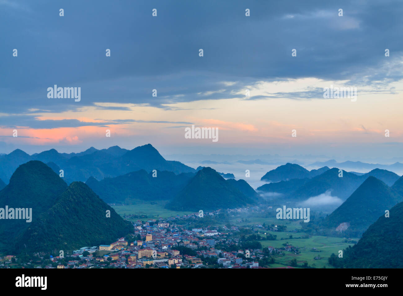 Sunrise-Berg in Bac Sohn Town, Lang Son Provinz, Vietnam Stockfoto