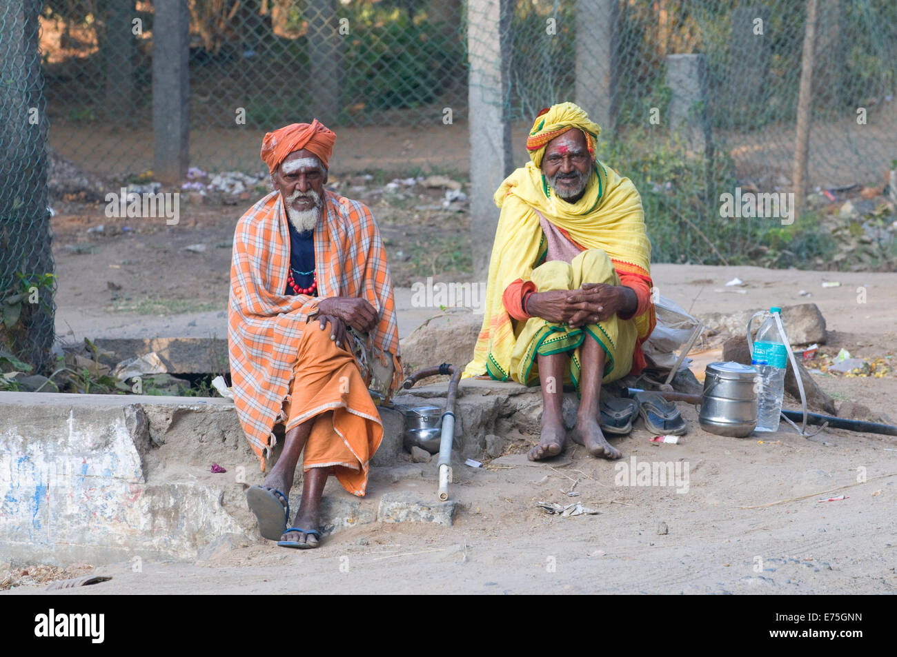 Zwei Sadhus saß in Tiruvannamalai am Fuße des Heiligen Berges Arunachala berühmt geworden durch moderner Heiliger Sri Ramana Maharshi Stockfoto