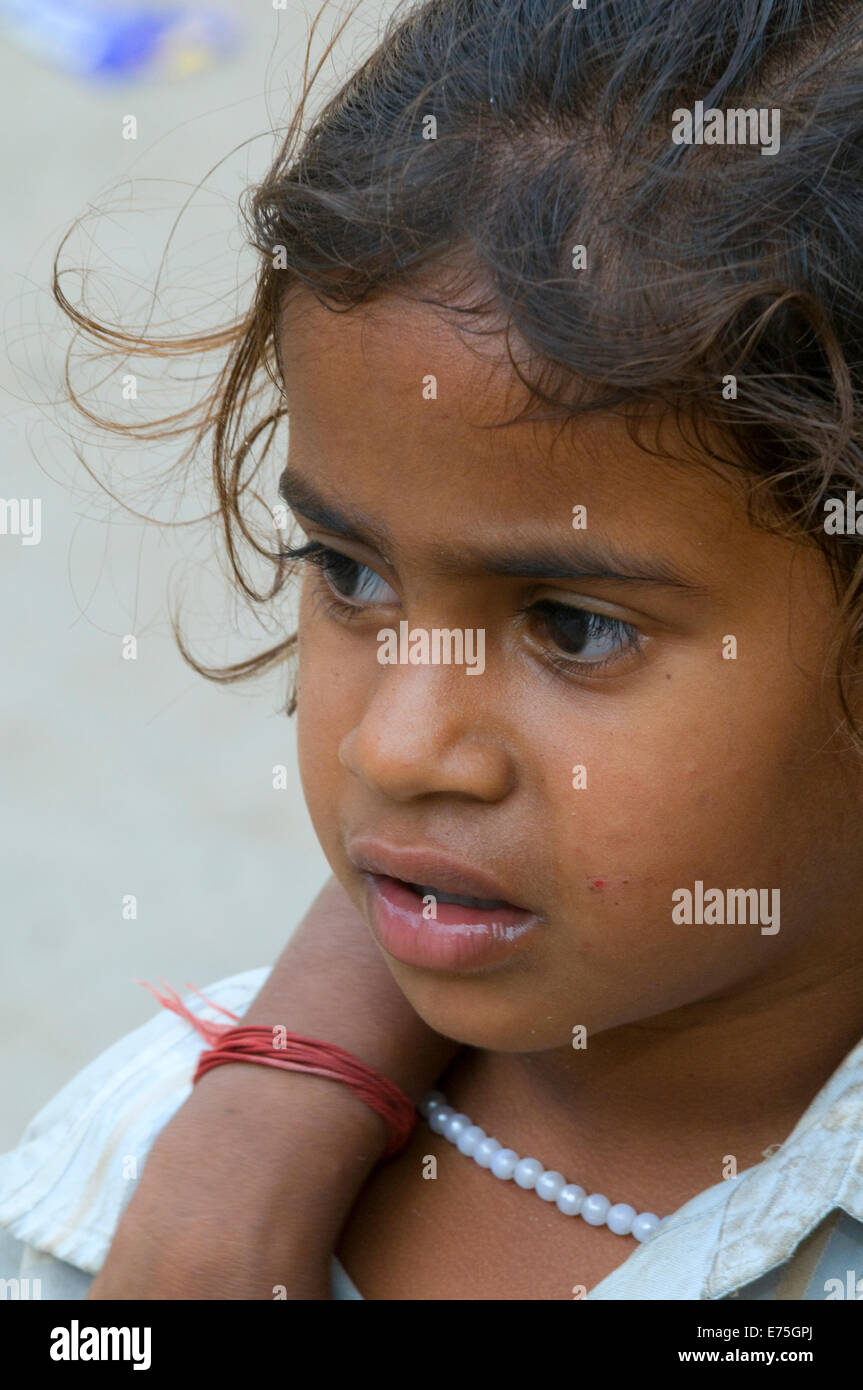 Indische Mädchen mit Schwester den Arm um die Schulter in Tiruvannamalai am Fuße des Heiligen Berg Arunachala Südindien Stockfoto