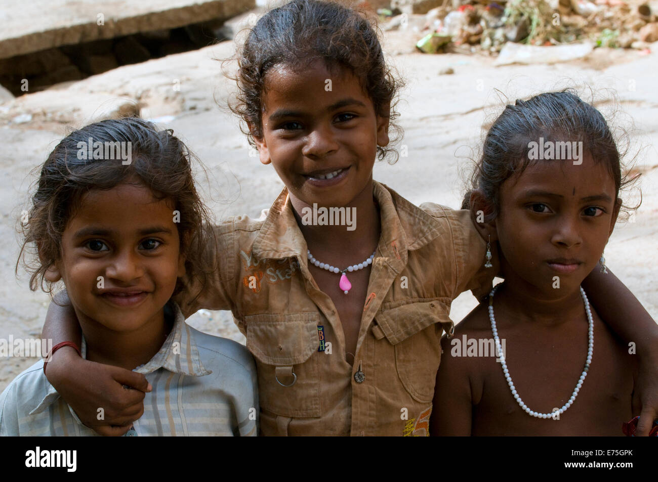 Drei indische Mädchenkinder in Tiruvannamalai Straße am Fuße des Hügels Heilige Arunachala in Südindien Stockfoto