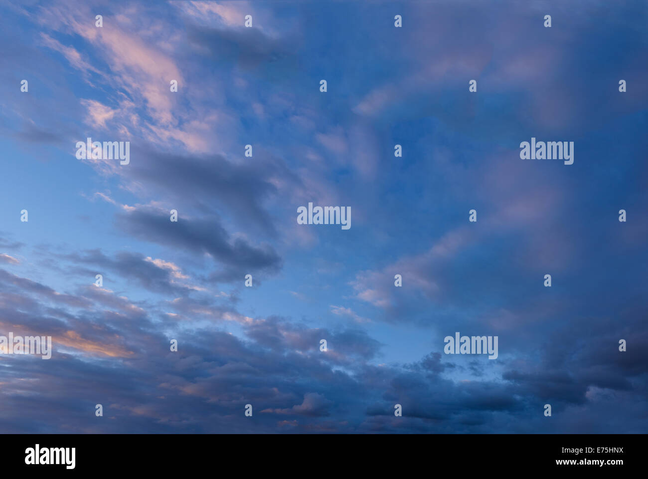 Wolken bei Sonnenuntergang Himmel Stockfoto