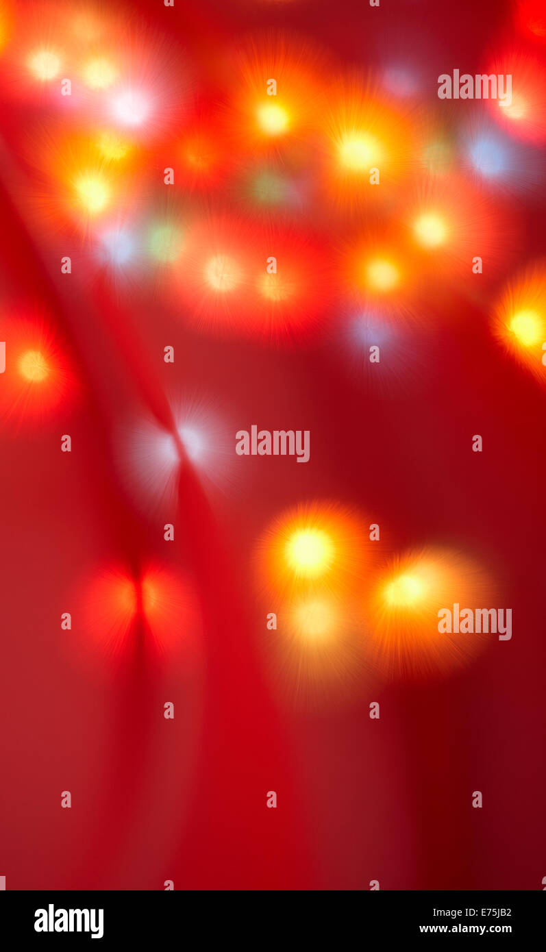 Weihnachtsbeleuchtung durch winken Vorhang als Hintergrund Stockfoto