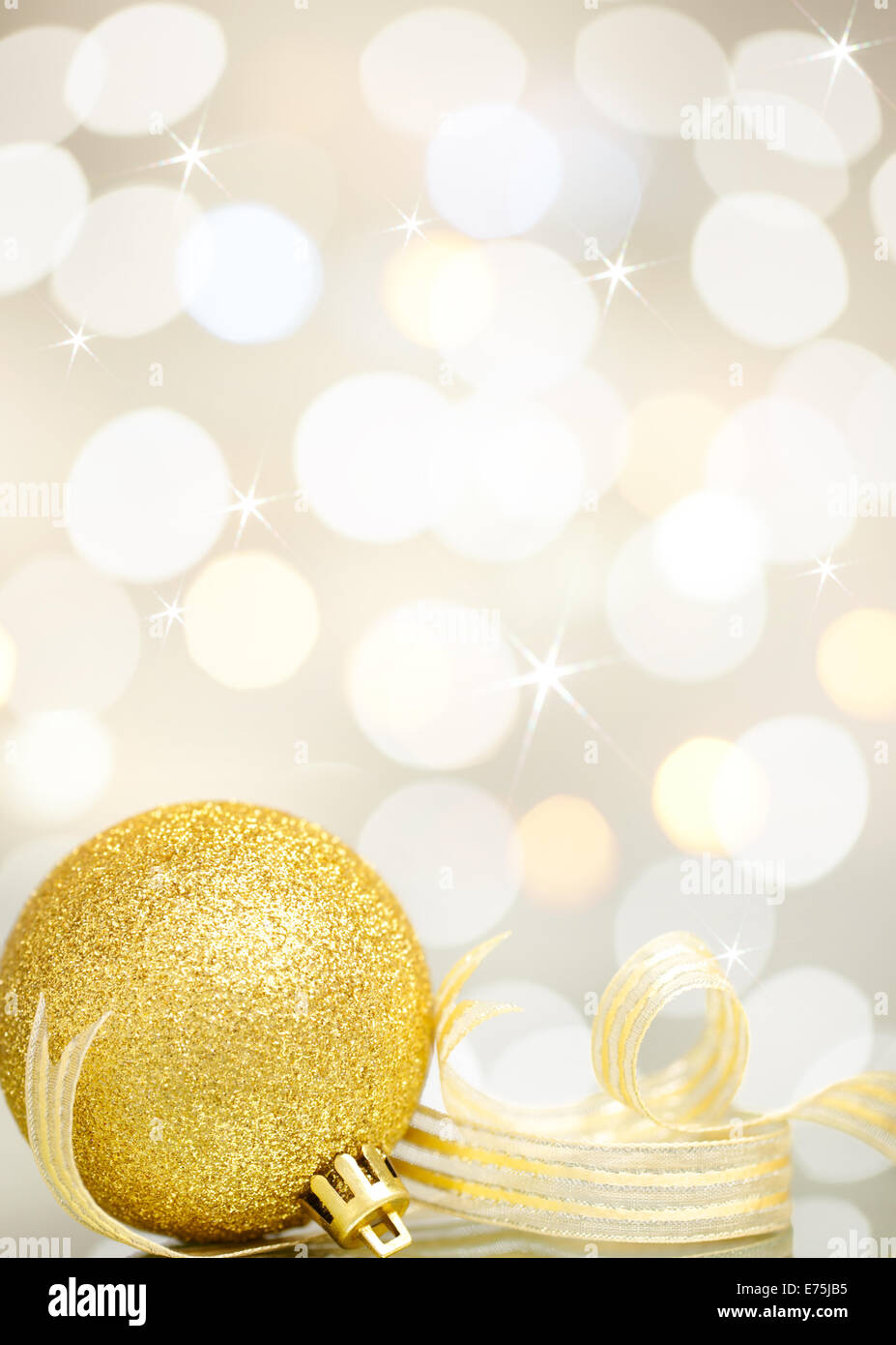 Weihnachtskugel mit Band Lichter Hintergrund bokeh Stockfoto
