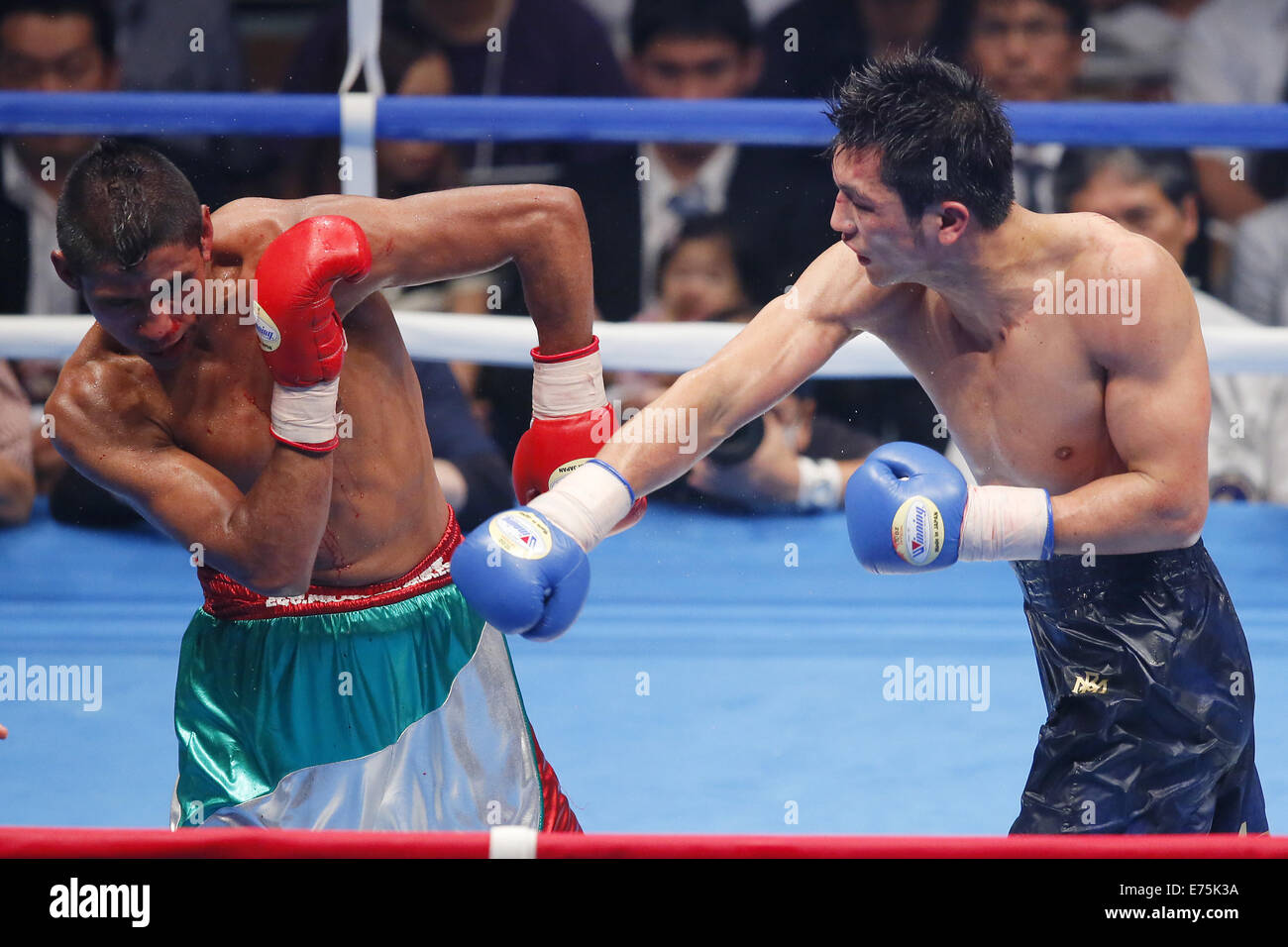 Punkte nach 10 Runden. 5. Sep, 2014. (L-R) Adrian Luna (MEX), Ryota Murata (JPN), 5. September 2014 - Boxen: Boxen mittleren Gewicht Kampf im Yoyogi 2. Gymnasium, Tokio, Japan. Ryota Murata gewann den Kampf nach Punkten nach 10 Runden. © Yusuke Nakanishi/AFLO SPORT/Alamy Live-Nachrichten Stockfoto