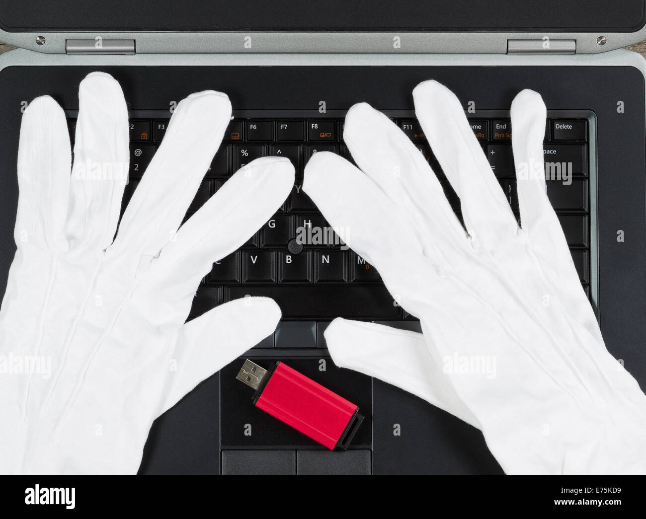 Closeup Draufsicht eines weißen Handschuhe und USB Daumen fahren auf Computer-Tastatur Stockfoto