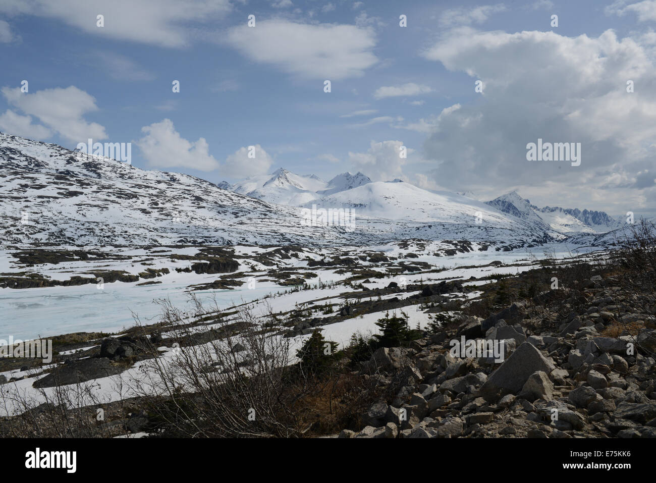 Einen herrlichen Blick auf den Yukon Highway in Alaska, USA in der Nähe von der Stadt von Skagway Stockfoto