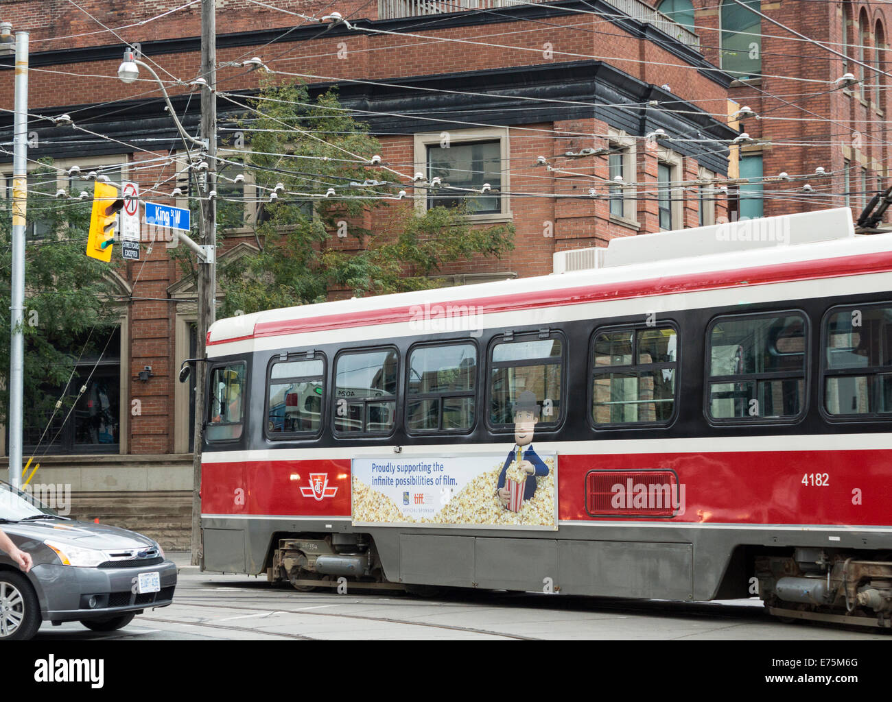 TTC Toronto Streetcar, auch bekannt als The Red Rocket, Drehen der King Street in Downtown Toronto, Ontario, Kanada Stockfoto