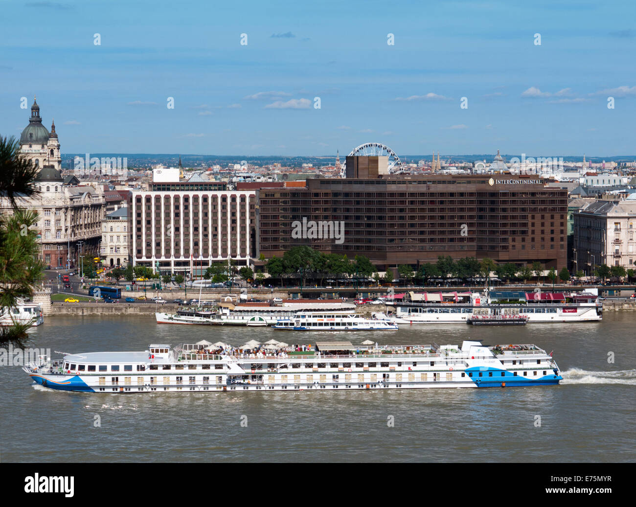 Großen Flusskreuzfahrtschiff auf der Donau, Budapest, Ungarn Stockfoto