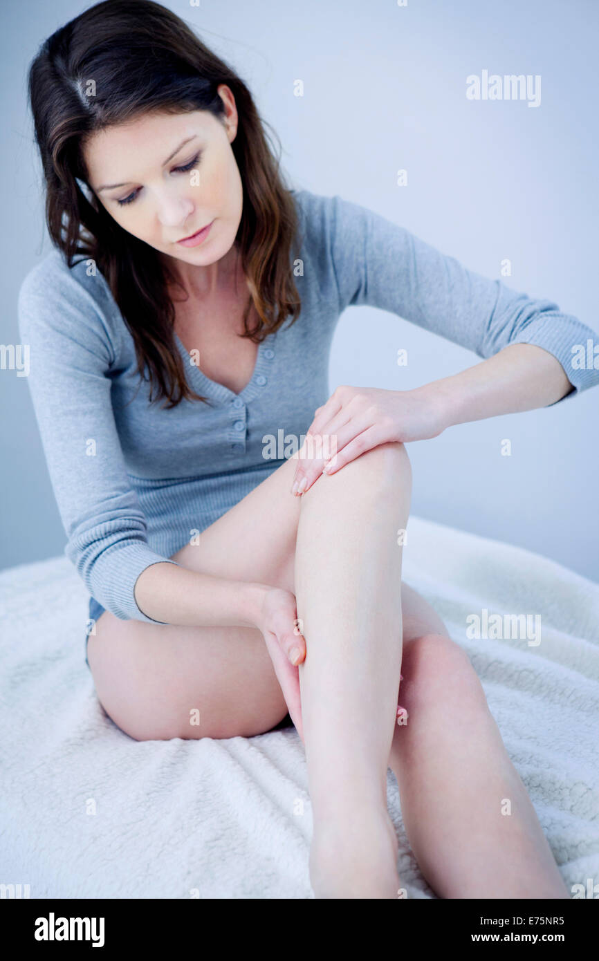 Frau mit Schmerzen in den Beinen Stockfoto