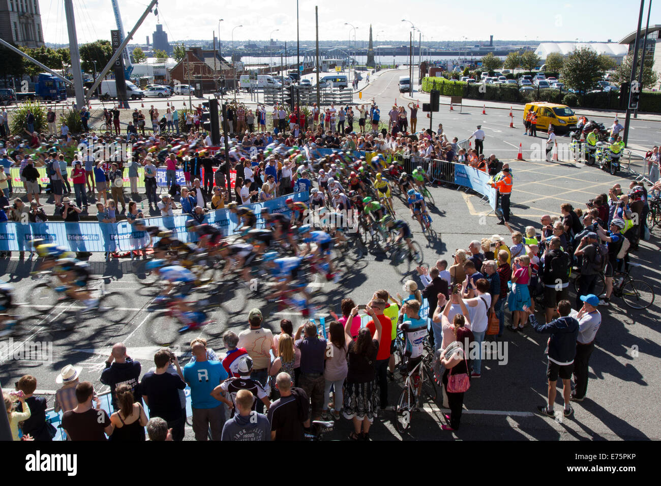 Zuschauer beobachten die Fahrer der Tour of Britain in Liverpool Stockfoto