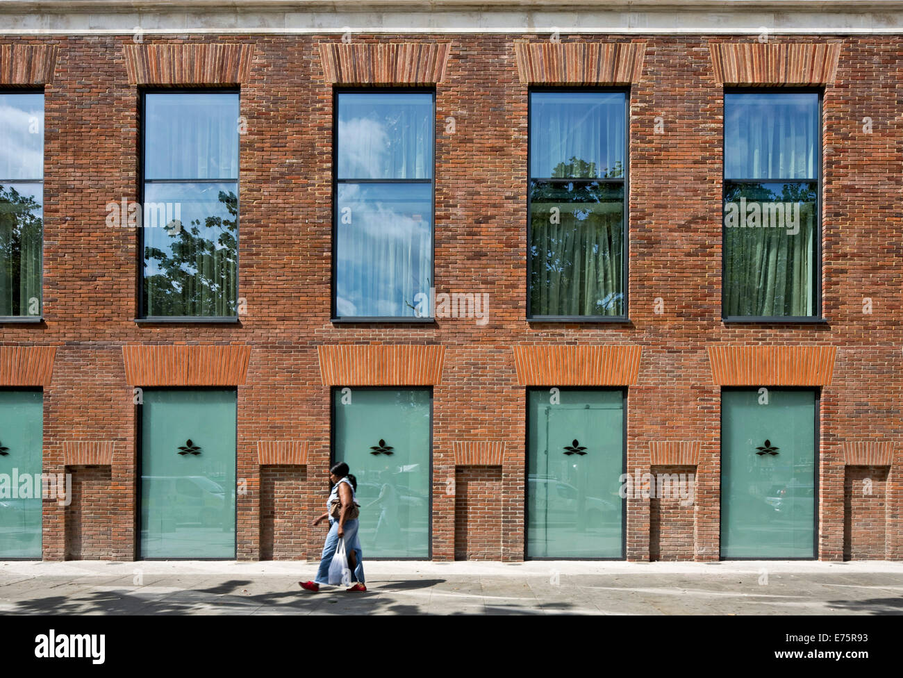 Das Dorsett Hotel im Shepherds Bush Pavillon, London, Vereinigtes Königreich. Architekt: BFLS (Bogle Flanagan Lawrence Silber), 2014. Stockfoto