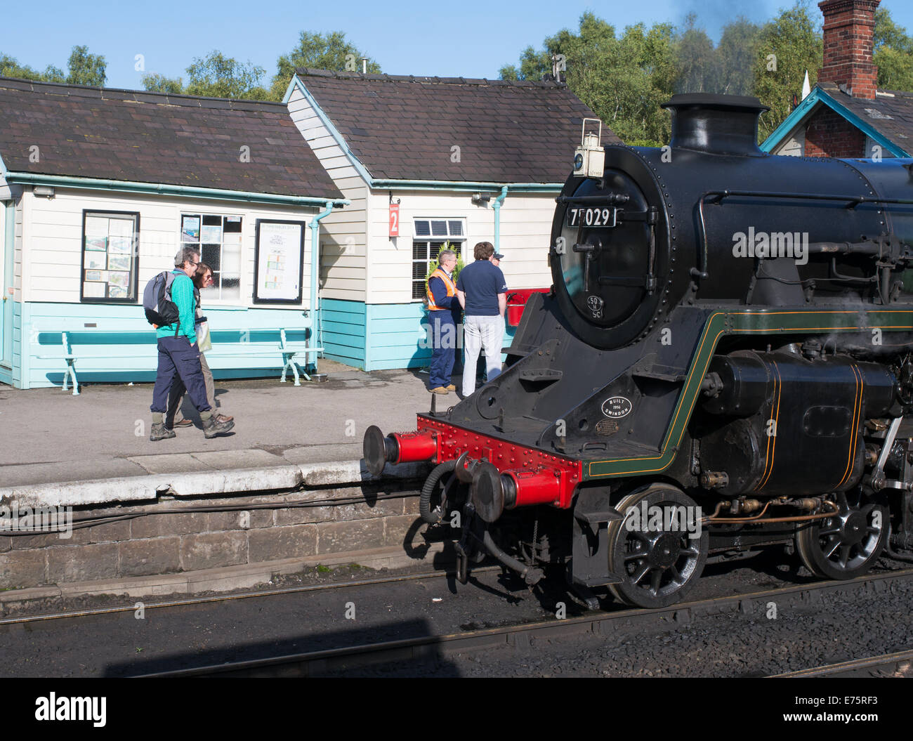 Dampf-Zug und Besucher der NYMR bei Grosmont Bahnhof, North Yorkshire, England, UK Stockfoto