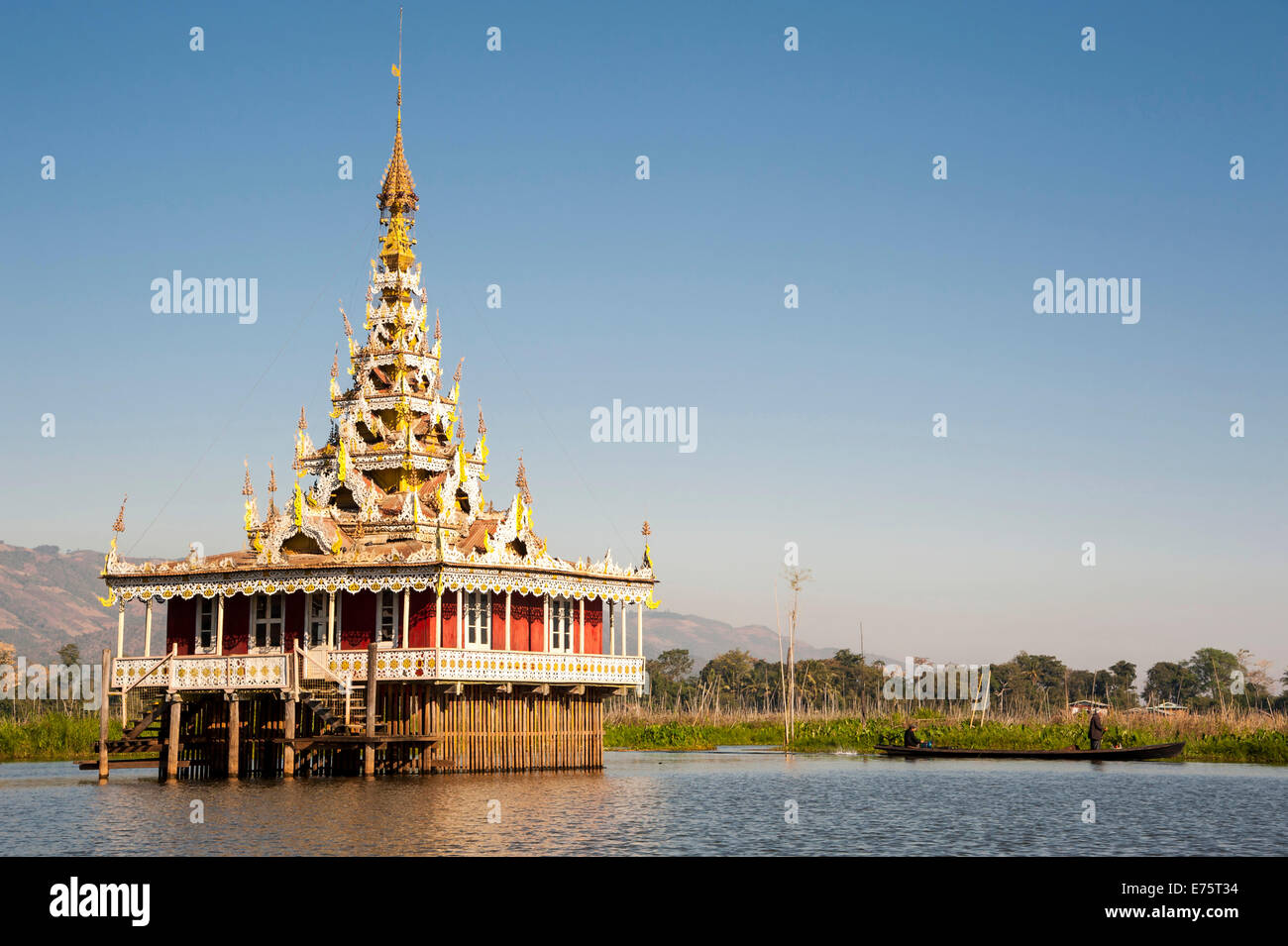 Tempel in Wasser, Inle-See, Shan State in Myanmar Stockfoto