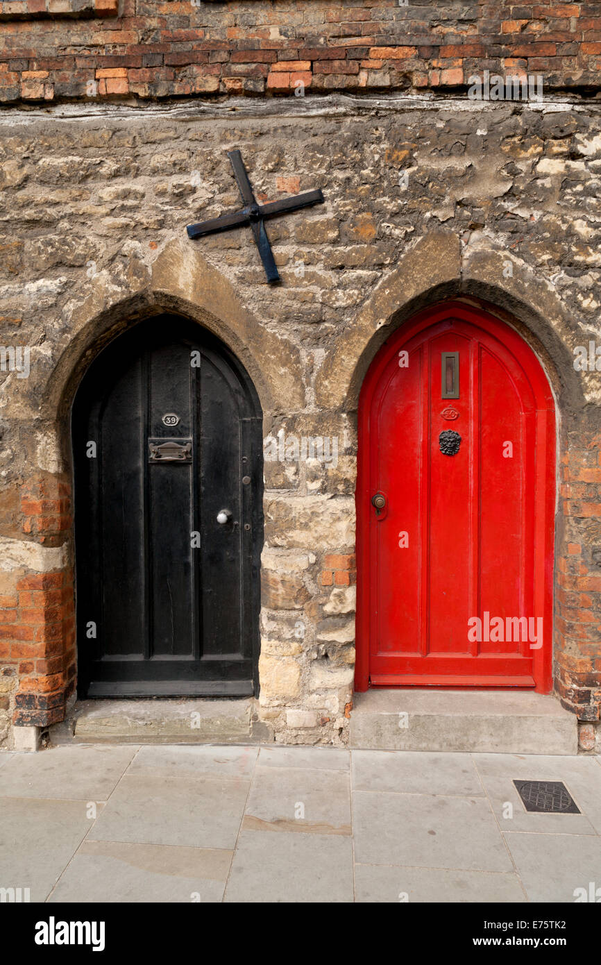 Roten und schwarze Türen, mittelalterlichen gewölbten Türöffnungen, Bailgate Lincoln UK Stockfoto
