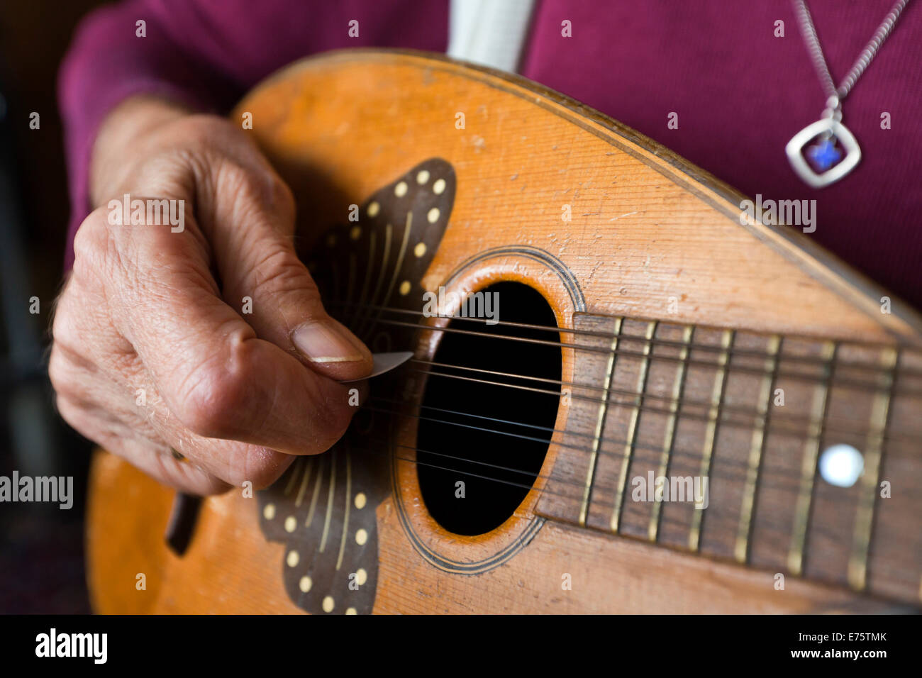 Hand von einer älteren Frau spielen eine Mandoline, Deutschland Stockfoto