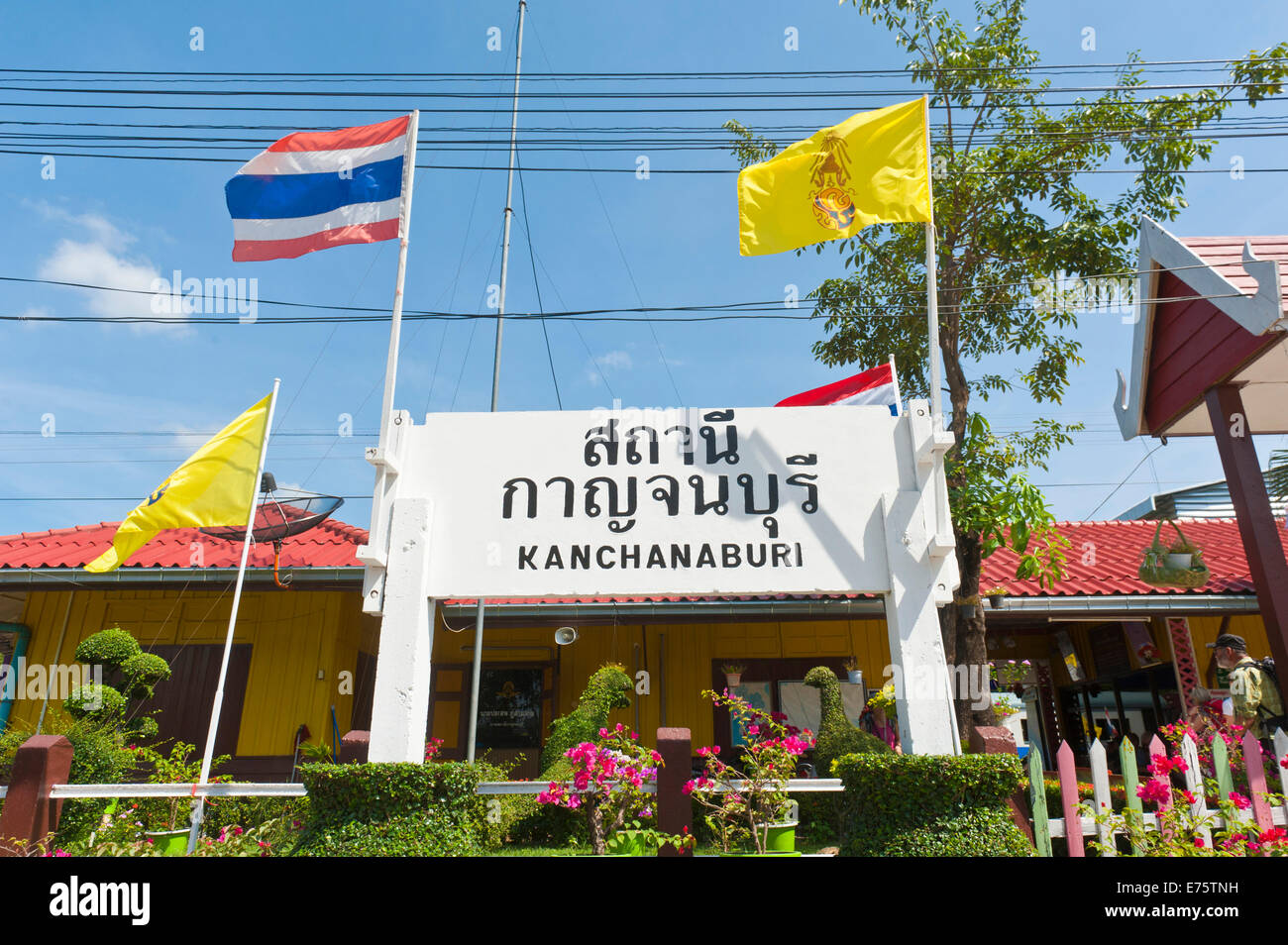Kanchanaburi Bahnhof, Nationalflagge Thailand, Kanchanaburi, Provinz Kanchanaburi, Thailand Stockfoto