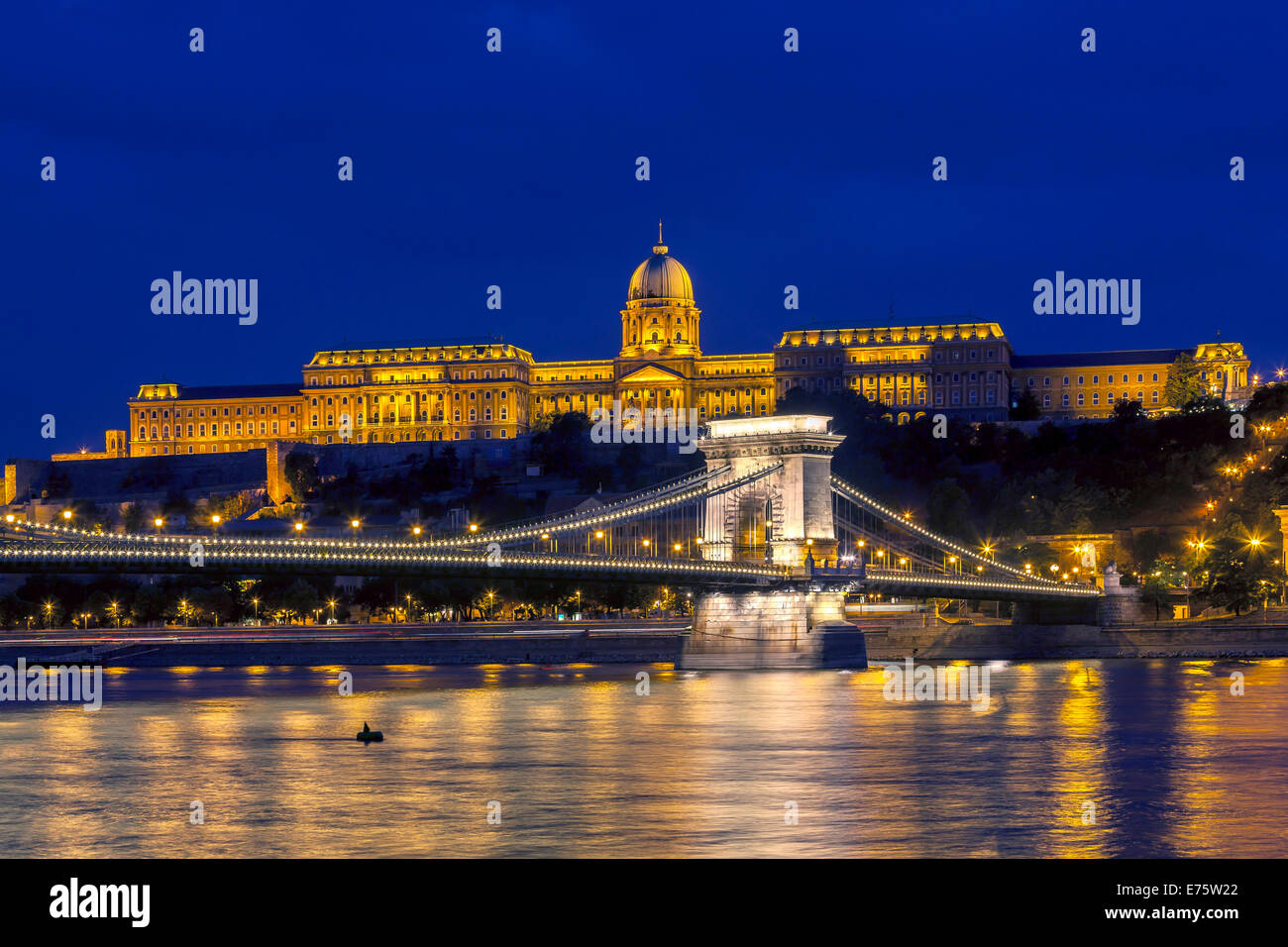 Kettenbrücke mit Burgberg zur blauen Stunde, Budapest, Ungarn Stockfoto
