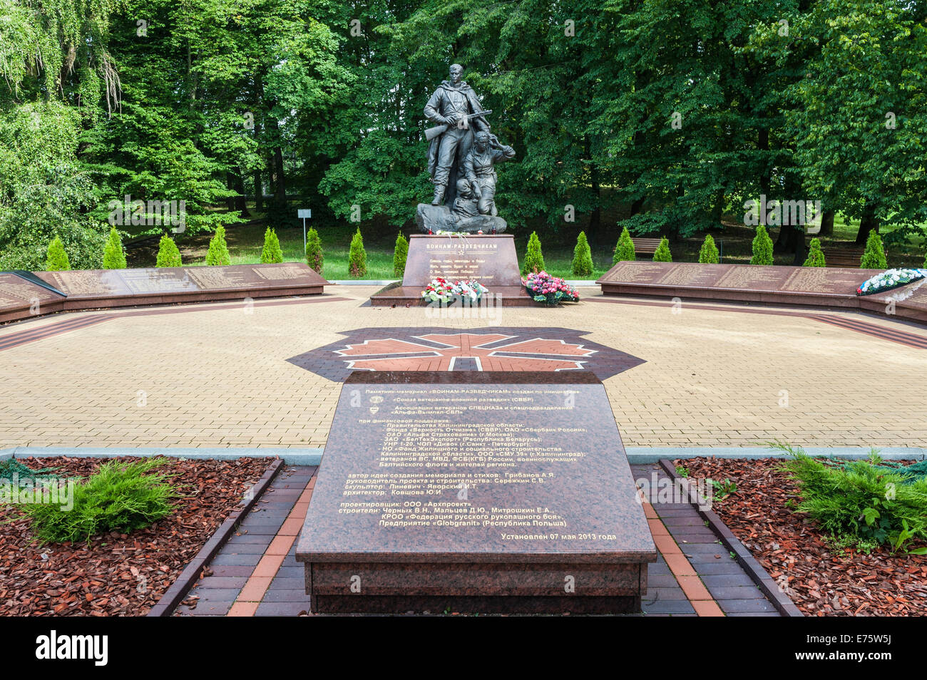 Junge Frau mit einem zwei-Wege-Radio-Set und ein bewaffneter Soldat, Denkmal an die Mitglieder der russischen Intelligenz, World War II memorial Stockfoto