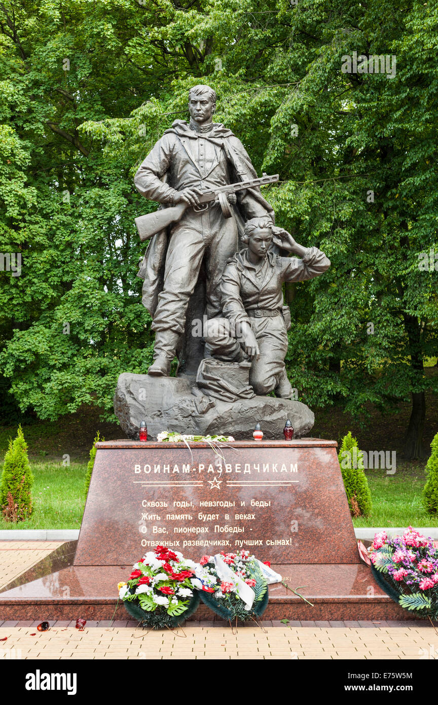 Junge Frau mit einem zwei-Wege-Radio-Set und ein bewaffneter Soldat, Denkmal an die Mitglieder der russischen Intelligenz, World War II memorial Stockfoto