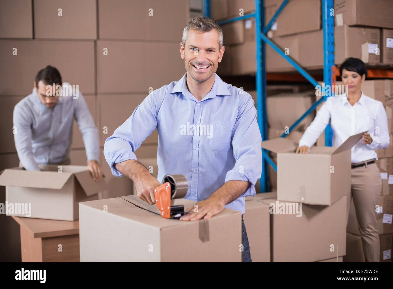 Lagerarbeiter, Kisten packen Stockfoto