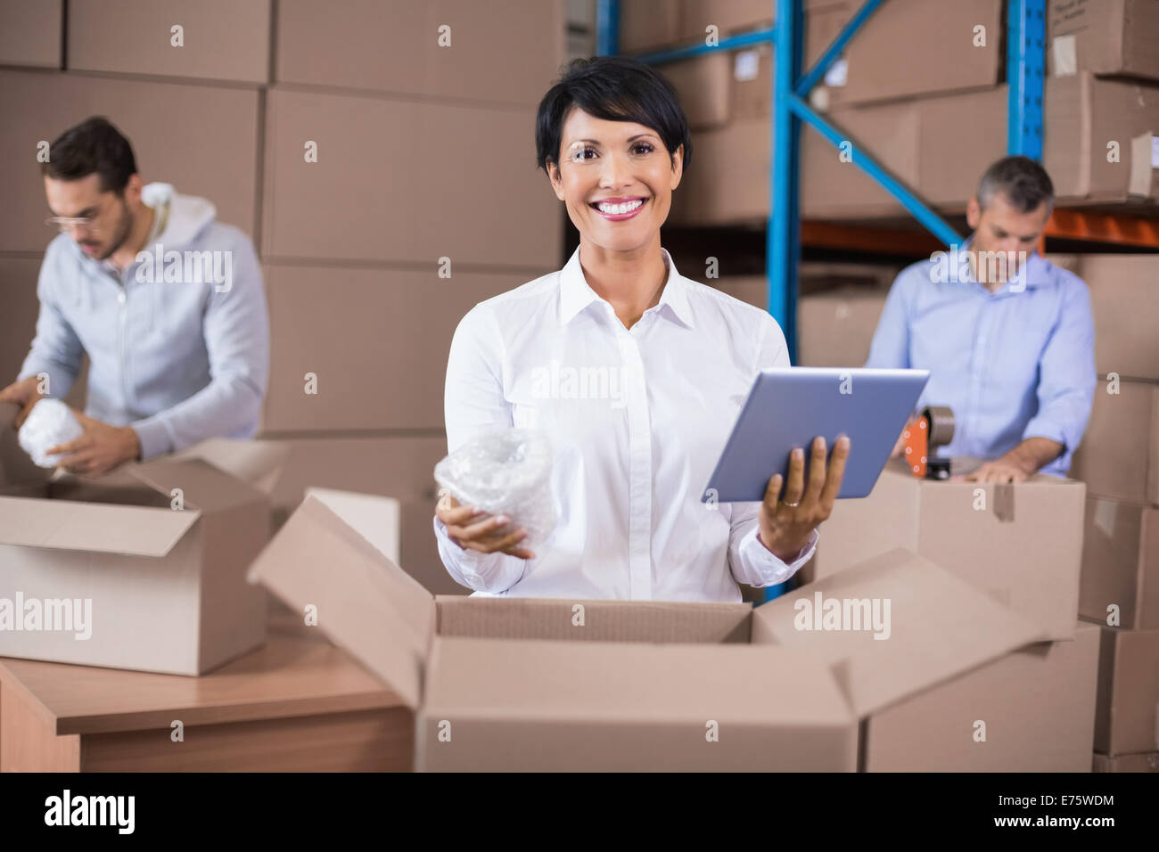 Lagerarbeiter, Kisten packen Stockfoto