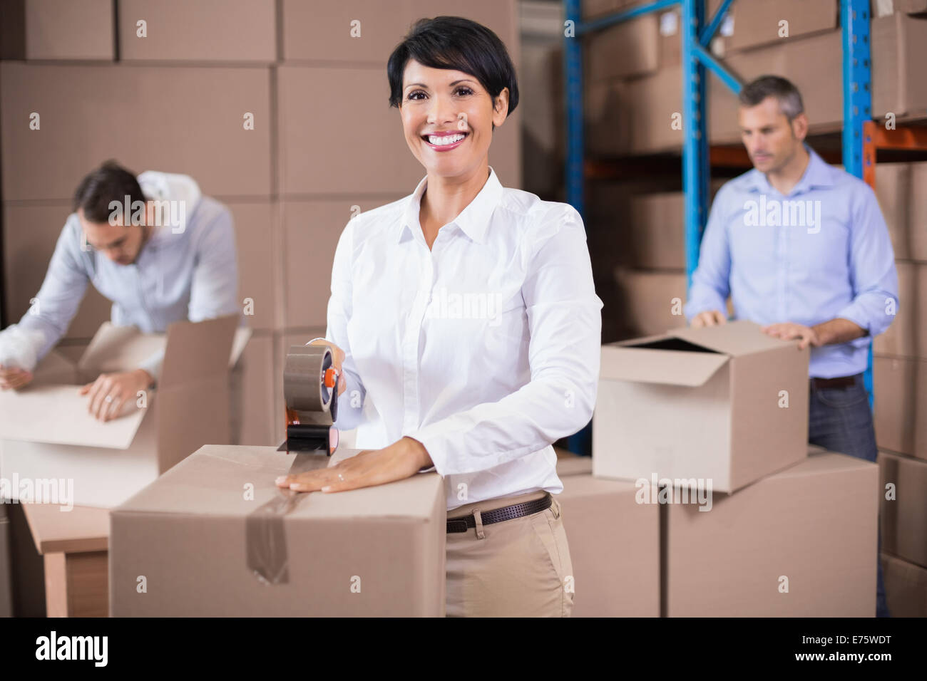Lagerarbeiter, Kisten packen Stockfoto