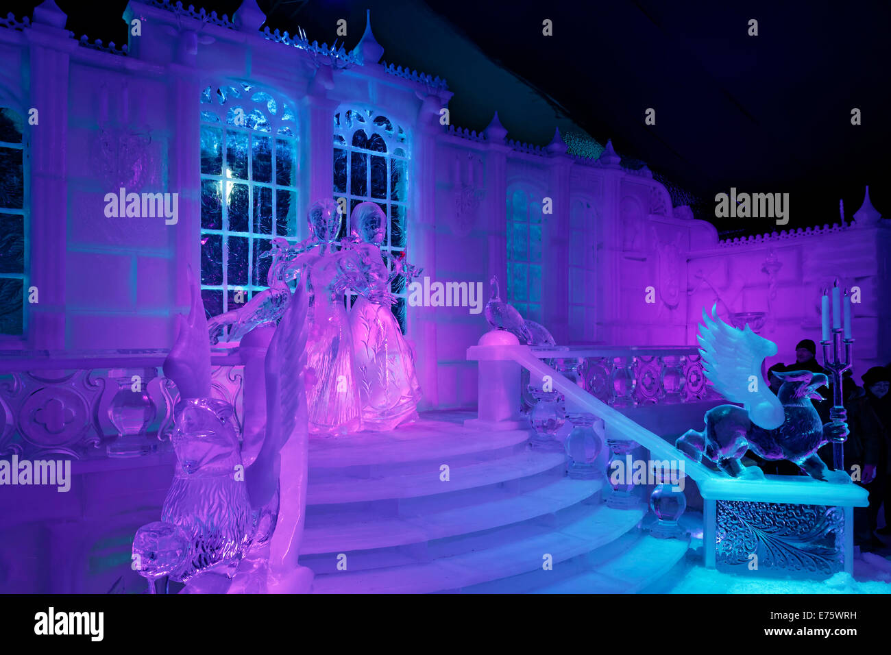 Treppe zum Märchenschloss gemacht aus Eis, Eis-Skulpturen-Festival, Brügge, West-Flandern, Belgien Stockfoto