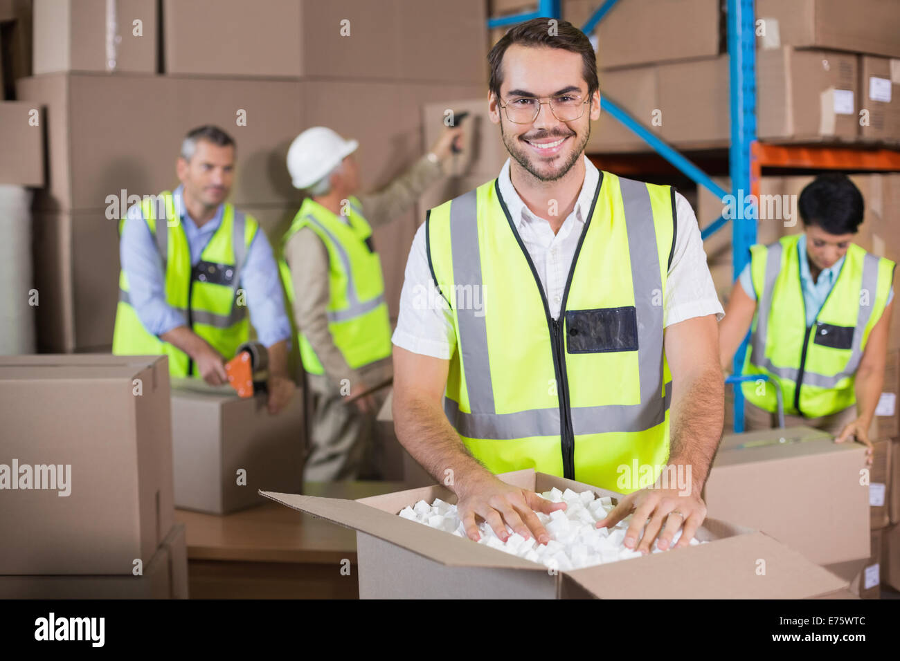 Lagerarbeiter in gelben Westen ein Versandvorbereitung Stockfoto