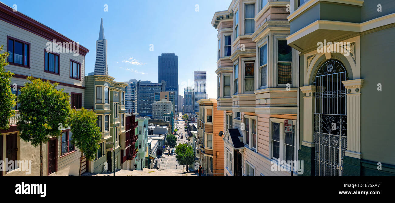 Blick auf Kearny Street mit der Transamerica Pyramid, San Francisco, Kalifornien, USA Stockfoto