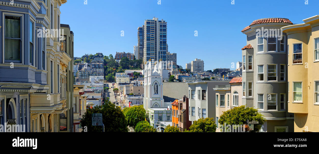 Der Heilige Franz von Assisi Kirche und historischer Holzbauten auf Vallejo Street, San Francisco, Kalifornien, USA Stockfoto