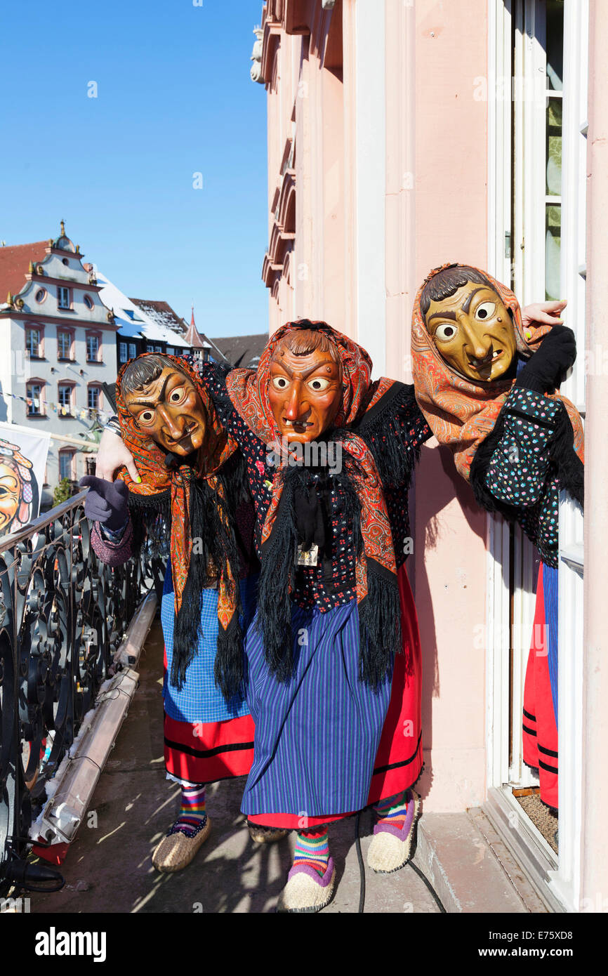 Drei Hexen auf dem Balkon des Rathauses Gengenbach, Schwäbisch-alemannischen Fastnacht Festival, Gengenbach, Schwarzwald Stockfoto