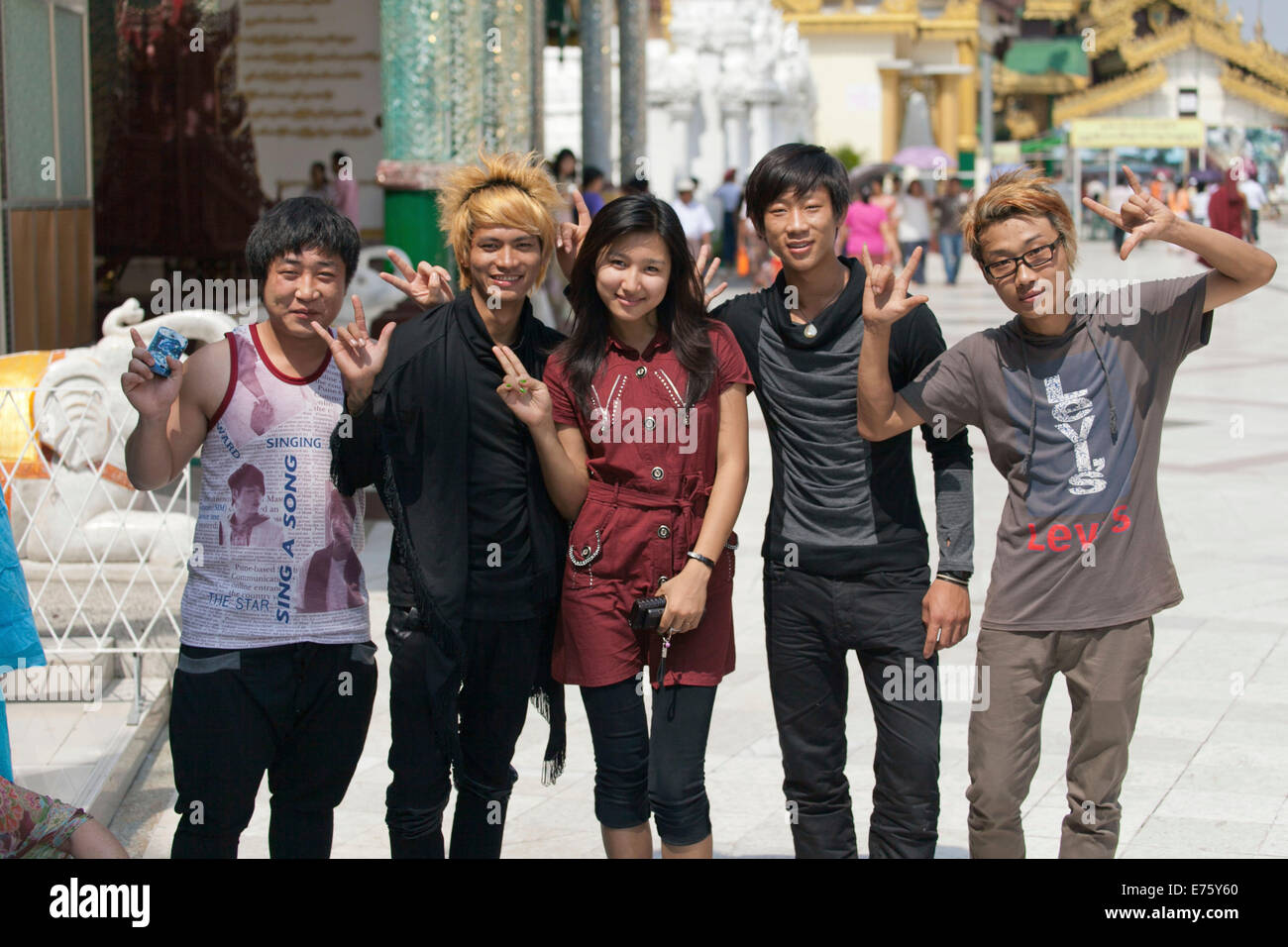 Modisch junge Burmesen posiert auf der Straße, Yangon, Myanmar Stockfoto